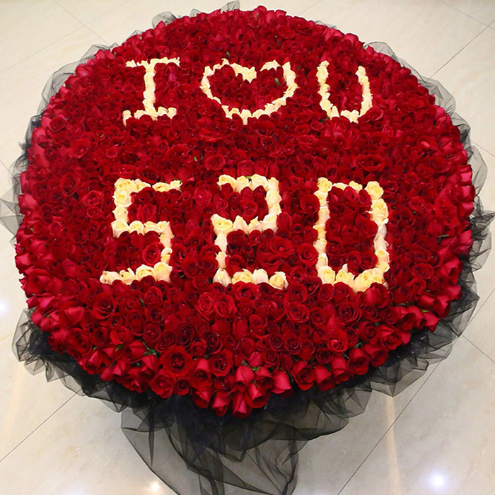 520朵玫瑰，图片所示做成520 和 I  love you 的字样