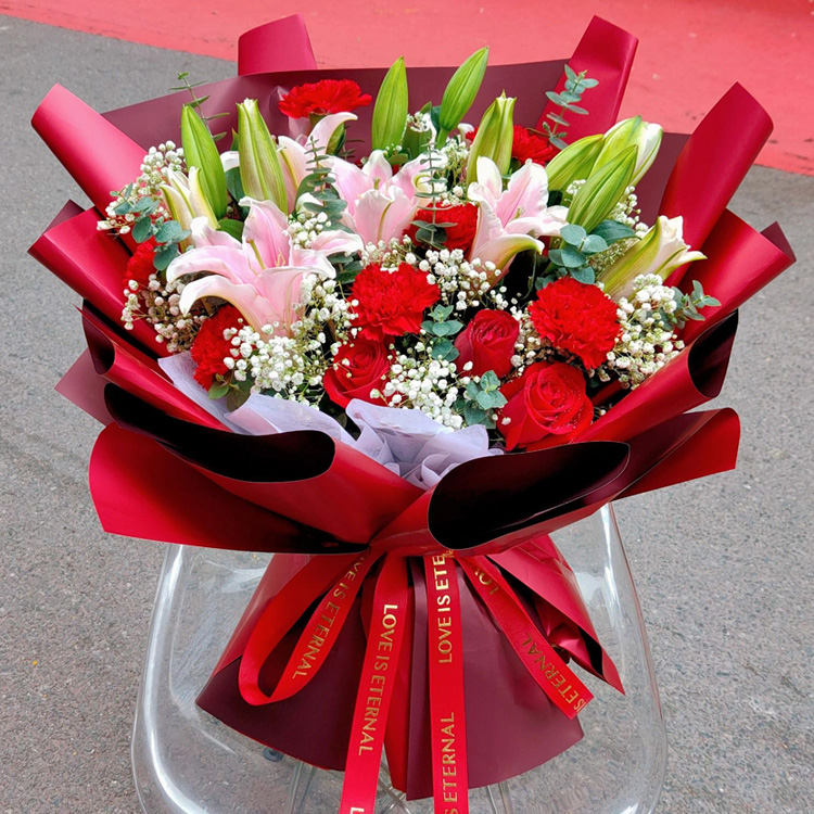 9朵红色康乃馨，6朵红玫瑰，16朵粉色百合，搭配满天星和尤加利。