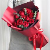 鲜花:11朵红玫瑰，搭配尤加利。